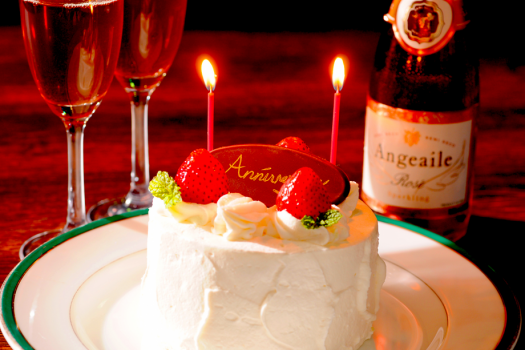 【アニバーサリーケーキ】誕生日や結婚記念日などいつもと違う特別な日をお過ごしくださいませ。