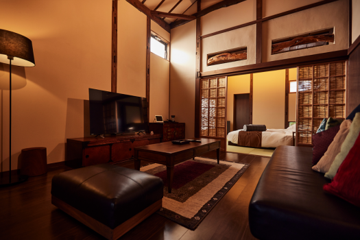 【はなれ 橘（たちばな）リビング】お部屋はリビング、寝室、ダイニングと間仕切りを施し、ライフシーンによって個室としてもご利用いただけるようレイアウト