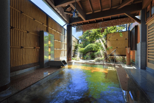 【露天風呂『御影の湯』】ゆったりのんびり大きな湯船に手足を伸ばし解放感とともにお楽しみくださいませ。（男女交代制）