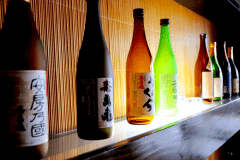 ご夕食時に日本酒（4合瓶）・焼酎（720ml）・ワイン（750ml）のいずれかを1本プレゼント！