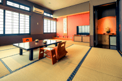 【2F和モダン客室】日本旅館の落ち着いたしつらえでご家族でもゆとりのある間取りです。