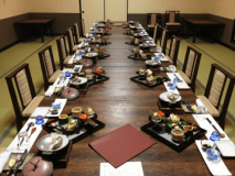 ご夕食は個室食事処にご用意いたします。