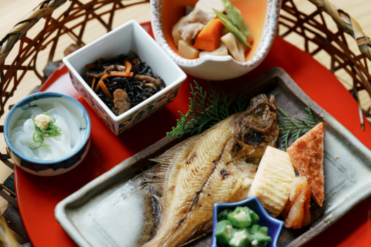 【ご朝食】焼き魚をはじめ、バランスよい食材をかごに詰め込みました