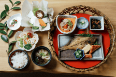【ご朝食】焼き魚をはじめ、バランスよい食材をかごに詰め込みました
