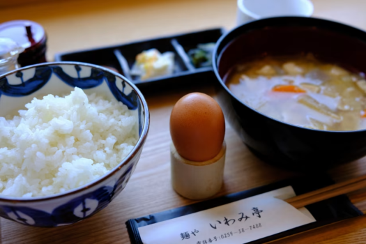 ◁▷　「麺や いわみ亭」こだわり卵かけご飯一例　*ホテルから車で約10分の店舗