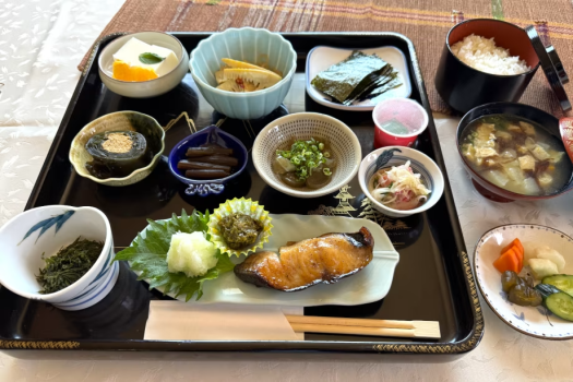 ◁▷　「太平海の家」佐渡産食材いっぱいの手作り朝ごはん一例　*ホテルから約100ｍ徒歩圏内の店舗