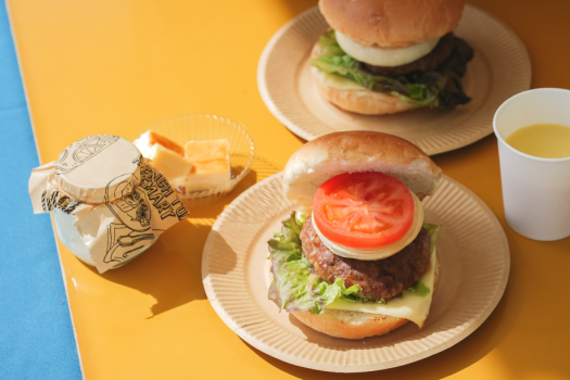 朝食は好きな具材を入れて作るオリジナルハンバーガー。 朝食は好きな具材を入れて作るオリジナルハンバーガー。