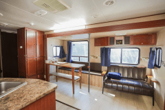 トレーラー　内観