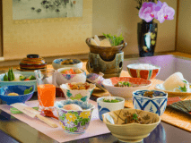 旬の食材を使った朝食。フレッシュジュースや新鮮なフルーツも。養老の朝ごはんをごゆっくりと