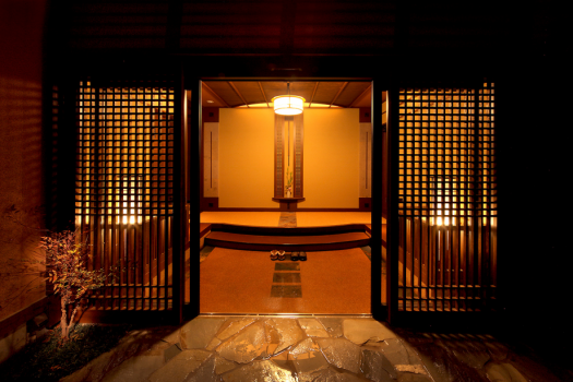 【別亭入口】心落ち着く凛とした日本旅館の設えで特別な時間をお過ごしください。
