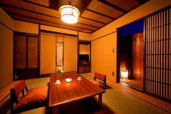 【都忘れ（みやこわすれ）】掘りゴタツ付の6畳和室と8畳寝室、テラスの付いた露天風呂付客室です。