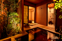 【睡蓮花（すいれんか）】専用露天風呂付き和室メゾネットタイプのお部屋です。