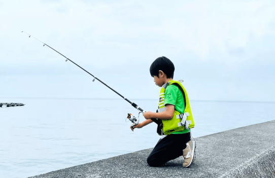 キャンプ場近くの安良里港で海釣りが楽しめます。
竿・エサのご用意もあります。