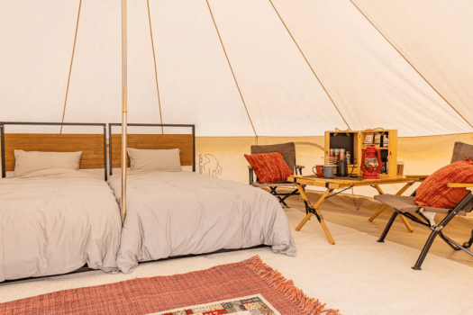 キャンプ用のベッドを設置しています。
人数に応じてキャンプ用コットを追加できます。