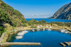 当キャンプ場は、目の前が海という絶好のロケーションで、アウトドア愛好者にとって非日常を味わえる場所となっています。