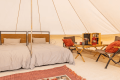 キャンプ用のベッドを設置しています。
人数に応じてキャンプ用コットを追加できます。