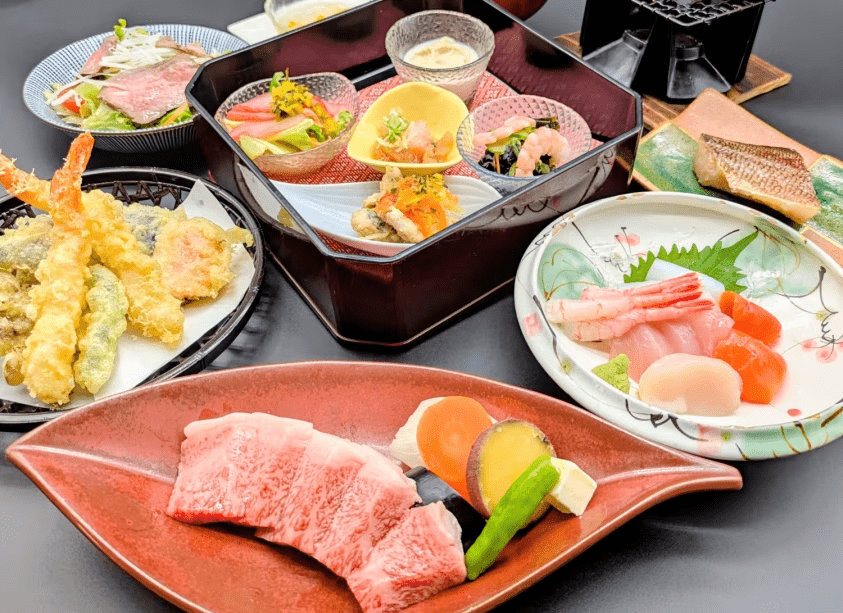 2025年12月8日（月）から冬の飛騨牛会席変更致します。飛騨牛サーロインの鉄板焼、飛騨牛のローストビーフ、海老と野菜の天婦羅、眼張幽庵焼き、本日のお造り、八寸・・・