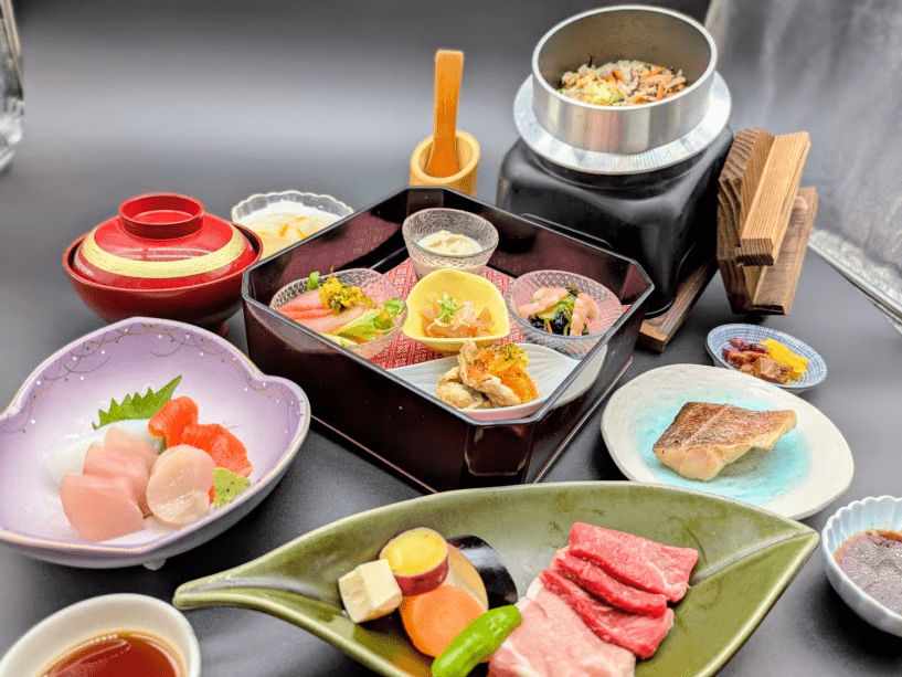 12月8日（月）から冬の季節会席変更致します。黒毛和牛サーロインと飛騨豚の鉄板焼き、西京漬け赤魚と冬野菜の釜飯、本日のお造り、眼張幽庵焼き、八寸・・・