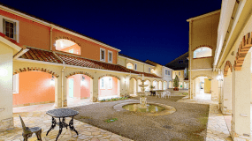 ヨーロッパの街角風物させる中庭