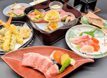 2025年12月8日（月）から冬の飛騨牛会席変更致します。飛騨牛サーロインの鉄板焼、飛騨牛のローストビーフ、海老と野菜の天婦羅、眼張幽庵焼き、本日のお造り、八寸・・・