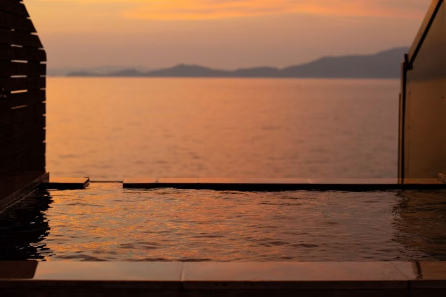 海の夕景や夜景を一望できる展望露天風呂