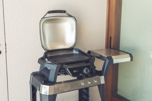 全室のテラスにBBQ電気グリル(weber)を設置しております。
