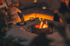 宿泊者専用ラウンジのテラスやプレミアムスイートのテラスで、焚き火を楽しむことができます。