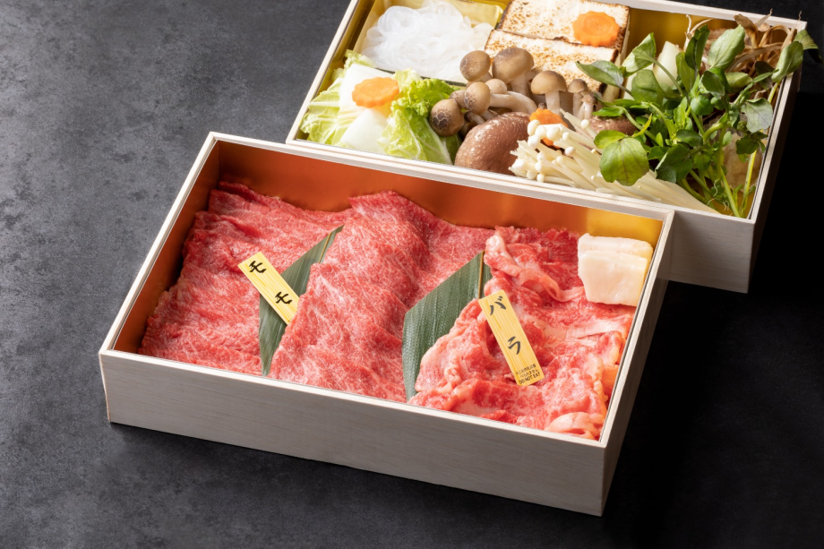 【食事】産山村の「放牧あか牛」や地元産の新鮮なお野菜などの厳選素材を使った、肉の旨味が広がるすき焼きをお楽しみいただけます。