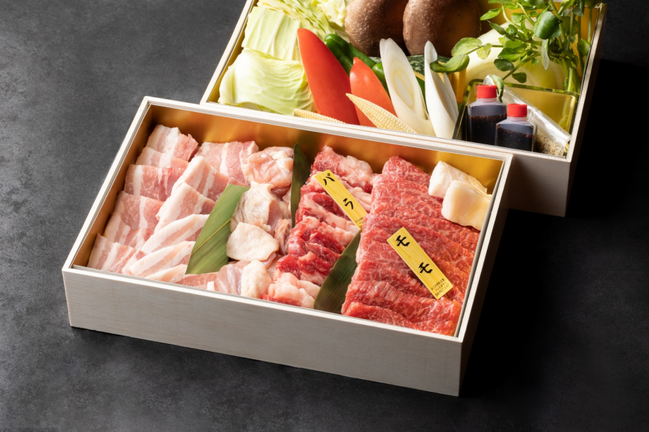 【食事】阿蘇の自然の中でのびのびと育った「放牧あか牛」は、噛むほどにお肉本来の旨みが楽しめます。テラスのBBQガスグリルで、香ばしく焼き上げてお召し上がりください。