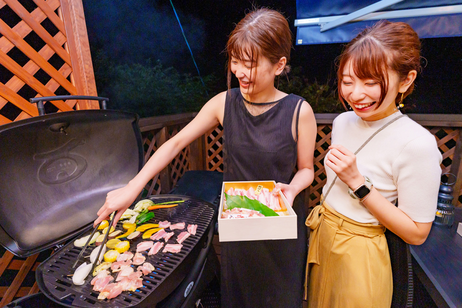 【ご夕食】テラスのBBQガスグリルで、香ばしく焼き上げてお召し上がりください。