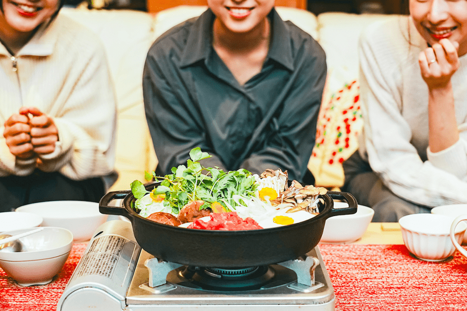 【ご夕食／すき焼き】お鍋が出来上がるのを待つ時間も食事の醍醐味のひとつです。