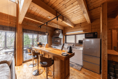 【客室】リビングに面したダイニングキッチンには、調理器具や食器を多数揃え、自炊が楽しめます♪