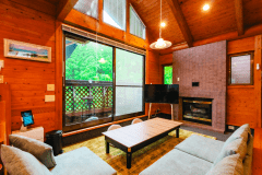 【LuluTerrace】リビングにはロータイプのソファを配し、お子様連れのご利用でも安心。