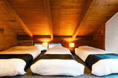 【LuluTerrace】2階のベッドルーム。シングルベッド2台、ダブルベッド1台を備えております。