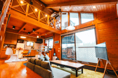 【LuluTerrace】広々としたメゾネット式コテージは、木のぬくもり溢れる空間です。