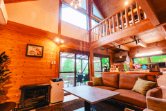 【森の樹木】木のぬくもりたっぷりのリビングは、落ち着いた調度品でまとまっています。