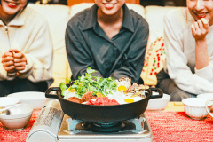 【ご夕食／すき焼き】お鍋が出来上がるのを待つ時間も食事の醍醐味のひとつです。