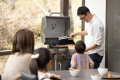 【食事】テラスには、BBQグリルやテーブルセットも完備しています。ファミリーやグループでBBQをお楽しみください！