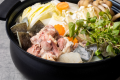 【食事】大分県宇佐市安心院の新鮮なすっぽんを使用。クセや臭みがなく、上品な旨みが凝縮しています。コラーゲンが詰まったスープで、〆の雑炊までお楽しみいただけます！