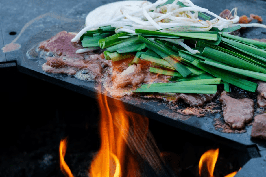 ファイヤーボウルで焼くジンギスカン & 薪割り体験　【11:00〜14:00】