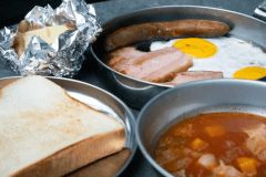 知床の朝を楽しむ「薪割り体験付き朝食」