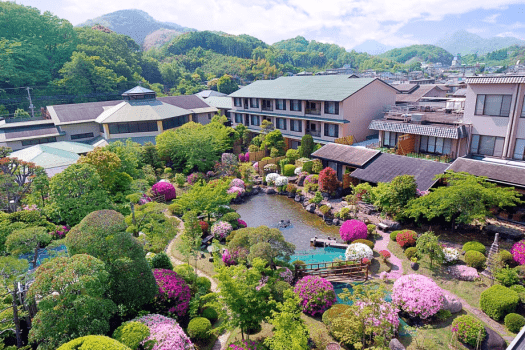 当館自慢の庭園（5月つつじ満開の日本庭園）