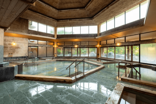 夢殿　一の湯　六角大ひのき風呂（二の湯と夜間男女入れ替えあり）