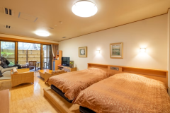 あやめ亭　客室露天＆内湯付　和モダンなベッドルーム（禁煙）44.88平米
マッサージチェア完備