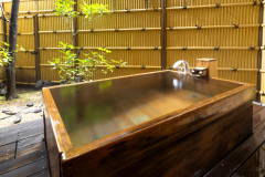 あやめ亭　客室露天＆内湯付　和モダンなベッドルーム（禁煙）44.88平米
マッサージチェア完備