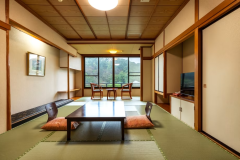 華月亭和室12畳（禁煙）45.8平米
庭園に面したお部屋です。