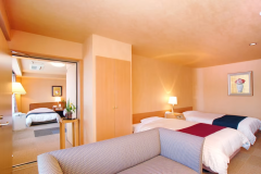 ☆富貴亭コネクティングルーム（禁煙）☆（71.73平米）合計4セミダブルベッド+和室6畳