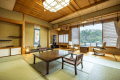 和室10畳+2ベッドルーム+広縁（71.6平米）
庭園に面したお部屋です。2025年5/19より禁煙となります。
入口手前に段差がございますので車椅子でのご利用不可