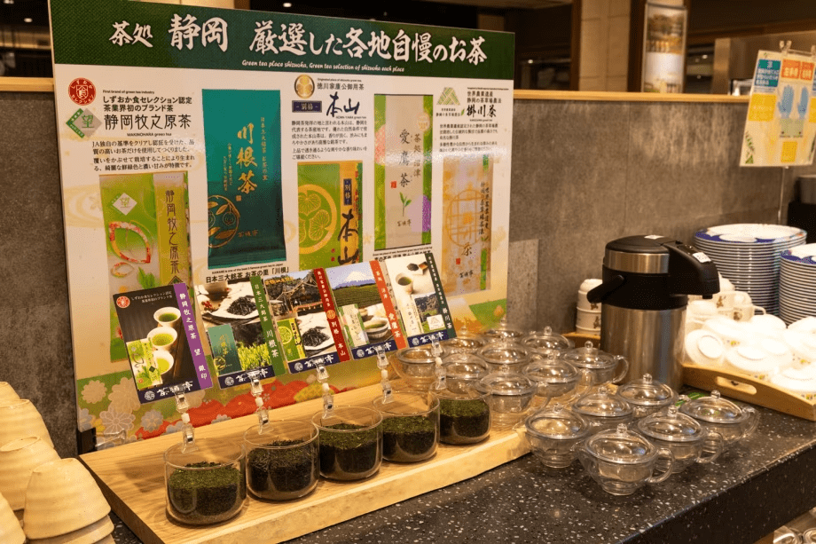 <本館バイキングの一例>地元静岡銘茶の飲み比べが大人気! 売店でお土産として購入もできます <本館バイキングの一例>地元静岡銘茶の飲み比べが大人気! 売店でお土産として購入もできます