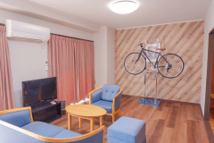 自転車スタンド完備お部屋は禁煙です。洋室ツイン+ダイニング(禁煙)自転車持ち込み可～40㎡